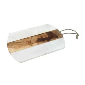 Planche à découper de luxe en bois et marbre avec finition polie en pierre et bois forme rectangulaire poignée en corde pour la cuisine