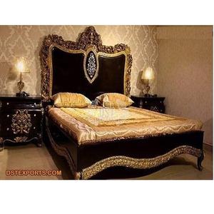 เตียงแกะสลักมือดีไซน์เนอร์พร้อมโต๊ะข้างเตียงขนาดคิงไซส์แกะสลักพร้อมโต๊ะข้างเตียงเฟอร์นิเจอร์ห้องนอนสีทองมันวาวสูง - Product Image 1