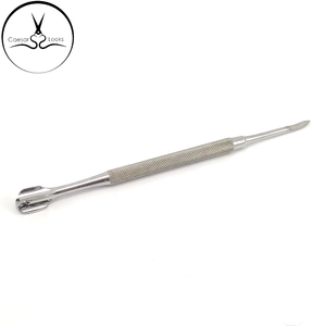 Pousse-cuticules double tête en acier inoxydable avec manche moleté pour manucure - Product Image 2