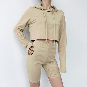Vente en gros Ensemble de bas de sport actifs personnalisés pour femmes 2 pièces Crop Top Hoodie Shorts-pour le sport et l'exercice - Product Image 4