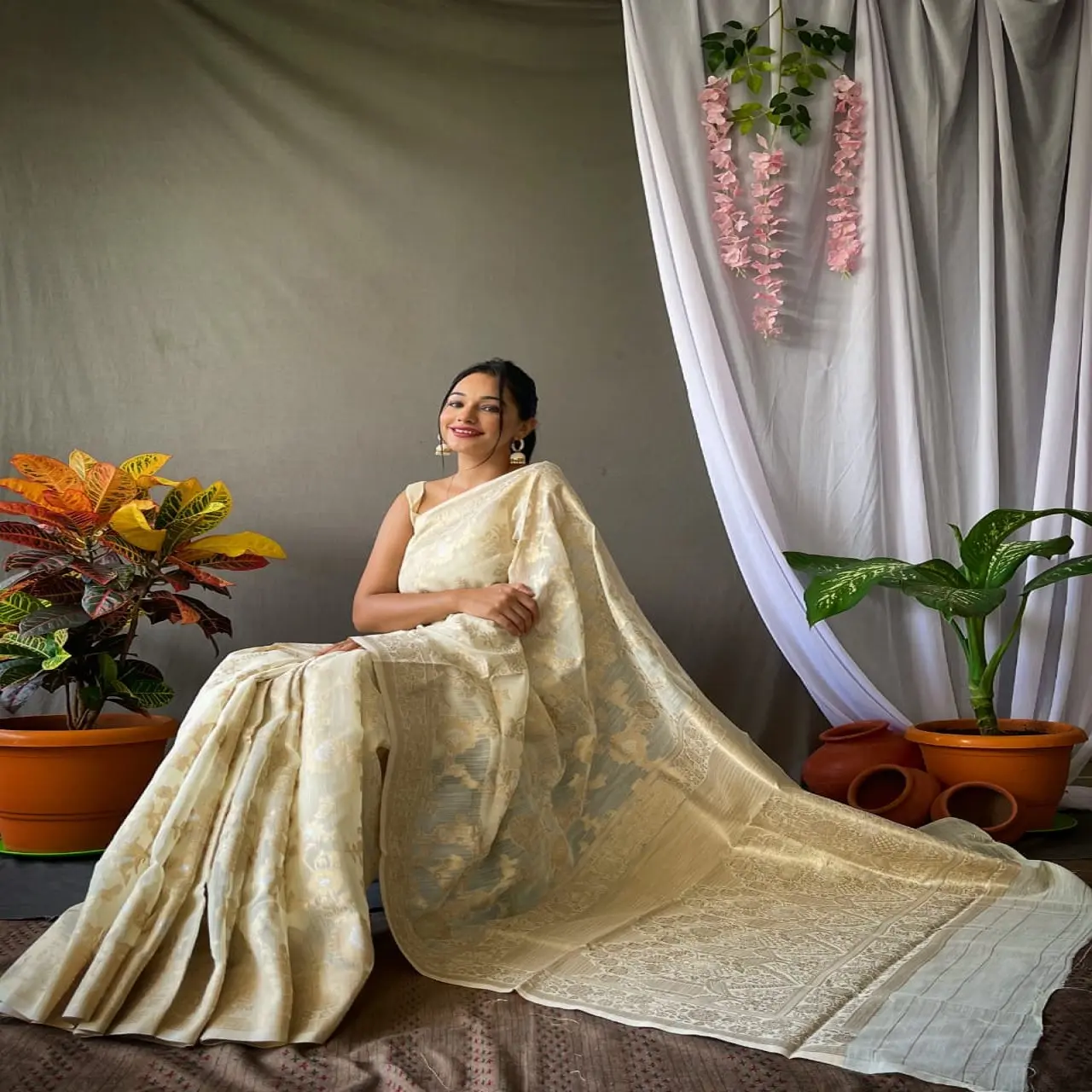 ส่าหรีผ้าไหมส่าหรีสำหรับผู้หญิงชุดส่าหรีดีไซน์ใหม่ล่าสุดส่าหรีอินเดียสำหรับงานปาร์ตี้งานแต่งงาน