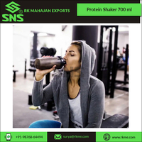 BPA ve fitalat ücretsiz Protein Shakes ve spor içecekler plastik OEM Protein çalkalama şişesi 700 ml kapasiteli
