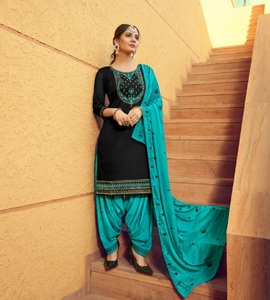 Diseñador pesado bordado trabajado arte seda Patiala trajes colección - Product Image 4