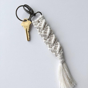 พวงกุญแจมาคราเม่ทำมืออย่างสวยงาม - Product Image 1