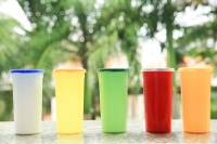 Gobelets en plastique or écologiques de haute qualité avec couvercles moule personnalisé conception IML paroi unique 450ml boisson Vietnam fabricant