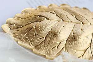 Plato Decorativo con Forma de Hoja en Aluminio con Acabado Dorado, Ideal para Bodas y Eventos, Vajilla para Picnics y Catering - Product Image 3