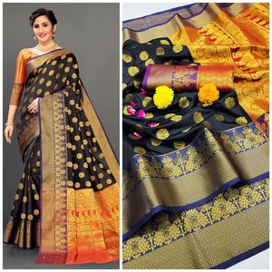 ผ้าไหม Lichi บริสุทธิ์ด้วยการทอผ้า Zari สีทองที่สวยงามด้วยผ้าไหม Pallu ที่อุดมไปด้วยสีสันสดใสพร้อมชุดโบลเดอร์จับคู่ความคมชัด