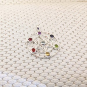 Colgante de Plata 925 para Hombre, Colgante de Piedra Preciosa Redonda Natural, Corte Chakra, Plata de Ley Hecha a Mano, Colgante Chakra Siete, Hermosa Plata - Product Image 2