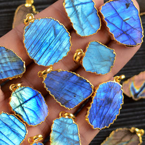 Colgante triangular de labradorita púrpura de doble punta de forma libre, cuentas de cristal facetadas de pera barroca, colgantes finos galvanizados - Product Image 1