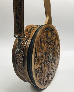 กระเป๋าสะพายไหล่หนังสลักลายดอกไม้พร้อมซิปปิดดีไซน์ดอกไม้หรูหรา - Product Image 5