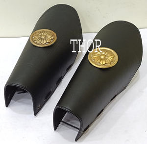 Protector de piernas de cuero negro, armadura de diseño de latón, Medieval, coleccionable - Product Image 5