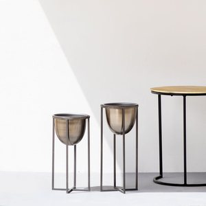 Macetero de Metal con forma personalizada S/2, soporte de hierro para jardín y uso doméstico, plantador de suelo de latón antiguo - Product Image 5