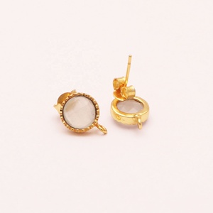 Boucles d'oreilles clous rondes en pierre de lune blanche de 9 mm pour femmes, en laiton plaqué or, faites à la main, vente en gros - Product Image 2