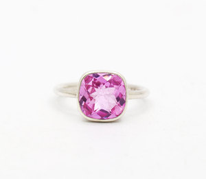 Precioso anillo de piedras preciosas en forma de cojín de zafiro rosa, anillo hecho a mano de Plata de Ley 925, joyería para venta al por mayor - Product Image 1
