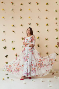 ชุดเดรสลายดอกไม้สีขาวคลาสสิกจากผ้าจอร์เจตท์เนื้อนุ่มพิมพ์ลายดอกไม้ดิจิทัล ทรงเข้ารูปและบานออกช่วงล่าง ชุดเดรสยาวสำหรับผู้หญิง - Product Image 6