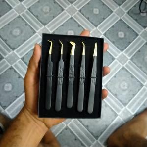 Pince à cils personnalisée en acier inoxydable noir et or Pince à cils pointu droit à 90 degrés Logo privé cils à basse quantité minimale de commande - Product Image 5