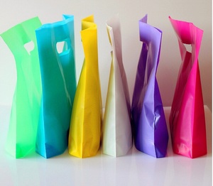 Bolsa de plástico con fuelle lateral troquelada personalizada con mango de parche reciclable de impresión en huecograbado - Product Image 6