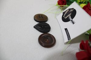 Botón de cuerno de camisa de búfalo natural en forma de corazón y Círculo en botones de prendas de color negro marrón para prendas y tela Tradnary - Product Image 3