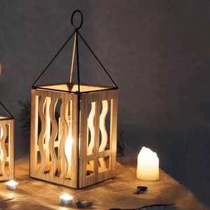 Lanterne en MDF faite à la main avec colonne vertébrale en métal noir et support en verre transparent lampe de table imprimée personnalisable pour la décoration intérieure et le jardin - Product Image 4