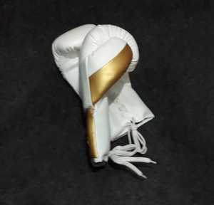 Guantes de Boxeo Regal Blancos y Dorados de Cuero PU, Duraderos, para Sparring y Fitness, Aptos para Todas las Estaciones - Product Image 3