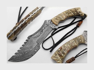 Couteau de poche Tracker en acier damas fait à la main de la meilleure qualité avec manche en corne de bélier pour la chasse - Product Image 3