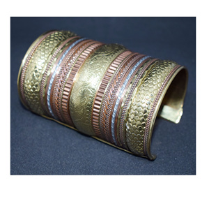 Bracelet pour femme, collection 2005 Fashion Melbourne Jewelry, large, artisanal, en argent embossé, nouvelle collection. - Product Image 1