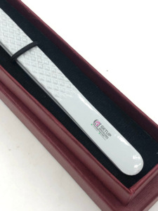 Acier inoxydable de revêtement en poudre gris clair de haute qualité avec pince à épiler pour extension de cils avec poignée en diamant Outils de beauté avec logo personnalisé - Product Image 2