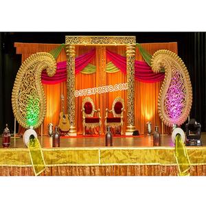 Decoración de Escenario de Recepción con Temática Dorada Vibrante, Magnífica Decoración de Escenario de Boda Dorada, Espectacular Escenario de Walima Musulmán en Canadá - Product Image 1