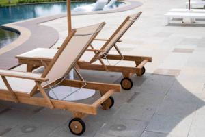 Mejor Silla de Exterior en Madera de Teca con Tela Blanca Hecha a Mano 'Cayman' de Indonesia para Hotel de Playa - Product Image 5
