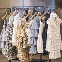 Porte-vêtements sur pied moderne en métal doré à 2 rails, facile à assembler, pour l'affichage en magasin de luxe