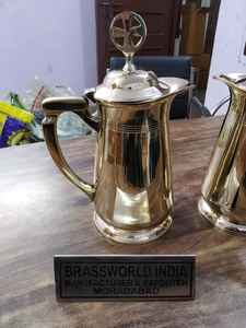 Modèle de cruche en laiton poli Fournitures d'église de style religieux de Brassworld Inde avec une croix en métal durable - Product Image 5