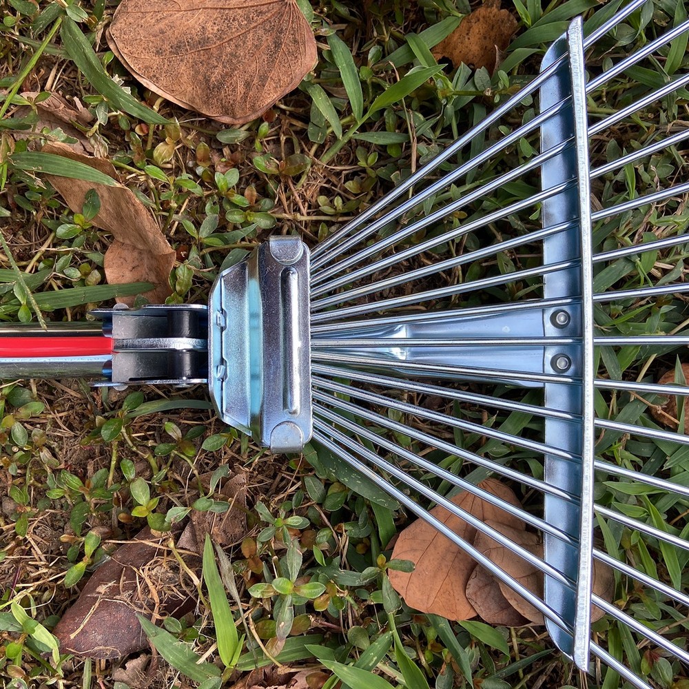 Rastrillo telescópico para jardín, diseño de ventilador de mano para agricultura, cabezal ajustable, 15 dientes de hierro, agarre suave, mango cómodo, rastrillo de hojas