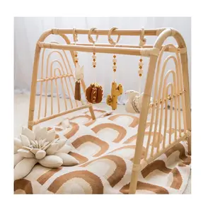 ยิมเด็กเล่นทำจากไม้ไผ่หวายธรรมชาติสีรุ้ง ราคาถูก ขายส่ง พร้อมของเล่นหวายแบบแขวน - Product Image 1