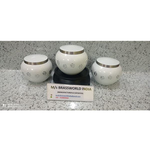 Urna de cremación de mascota blanca ODYSSEY, conjunto de tres suministros funerarios, grabado de pata de plata de alta calidad - Product Image 1