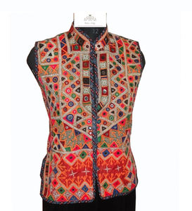 Veste imperméable respirante en coton brodée de sequins de style Banjara indien pour femmes, design ethnique bohème fait main - Product Image 1