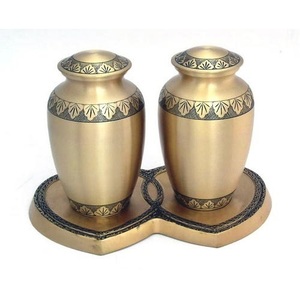Urnes de crémation en laiton marron avec bordures gravées Colambarium de niche d'affichage à la maison en métal en gros de fournitures funéraires de l'Inde - Product Image 3