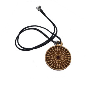Compra en línea de colgantes de madera con símbolo 3D grabado de estilo clásico, piedra principal de ágata con piedra de bolsillo de jaspe rojo, ¡Compre Ahora! - Product Image 1