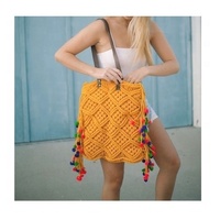 Sac de plage artisanal pour femme, au design élégant, en macramé noué à la main, avec pompon, fermeture ouverte et deux anses, couleur naturelle
