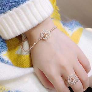 <span class=keywords><strong>Bracciale</strong></span> Tennis da Donna in Oro Bianco Puro 18K <span class=keywords><strong>con</strong></span> Diamanti Naturali e <span class=keywords><strong>Fiore</strong></span> Pavé, Nuovo Design alla Moda - Product Image 4