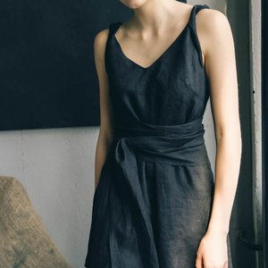 Luce Impecable con Este Vestido de Verano 2025, Negro Sólido, Cuello Cuadrado, Sin Mangas, Largo hasta el Suelo, Tejido 100% Lino Crepé, Formal, con Cordones - Product Image 1