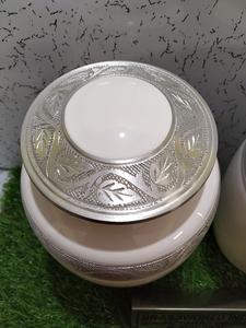 Urna de cremación para adultos de estilo americano de aluminio blanco con detalles en madera y latón de Brassworld India Funeral Supplies - Product Image 5