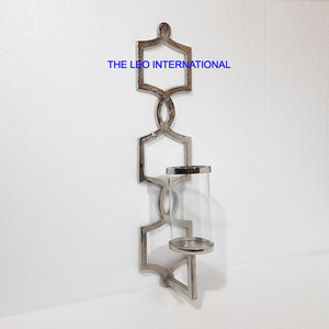 Candelabro de pared de metal de aluminio Chapado en plata, candelabro de pared Sadie montado en la pared, patrón de joyería de pilar de vela de 5X5X20 pulgadas - Product Image 1