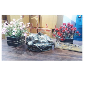 Urna Funeraria de Latón con Forma de Perro con Alas, Estilo Americano, Brassworld India - Product Image 1