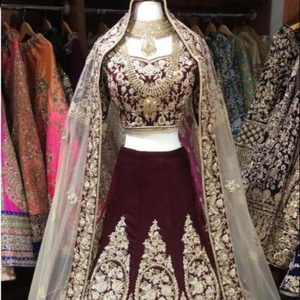ATIYA LIBAS Lehenga Choli de Terciopelo y Seda con Bordado Zardozi, Traje de Novia Indio-Pakistaní de Diseñador, Última Moda 2019 - Product Image 1