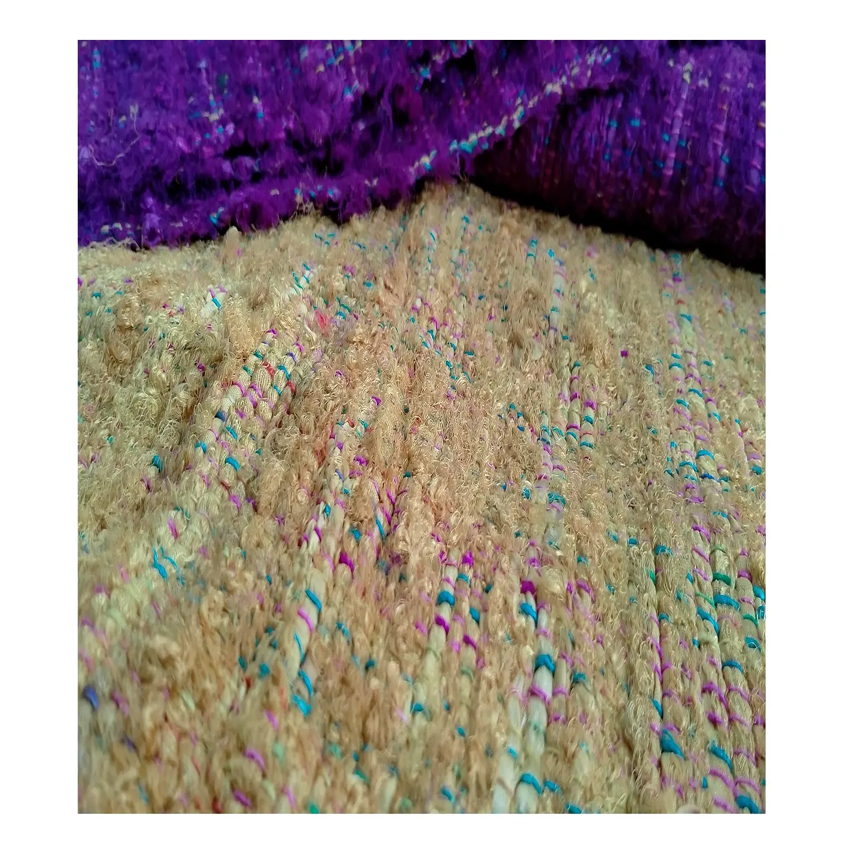Mehrfarbiger Sari-Seidenstoff in Rollen in verschiedenen Farben erhältlich, geeignet für Wohnkultur und Innen architekten
