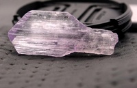 Pierre précieuse naturelle de qualité AAA, Kunzite rose brute, 19x45mm, effet optique étoilé, certifiée par un tiers, vente en gros pour la fabrication de bijoux