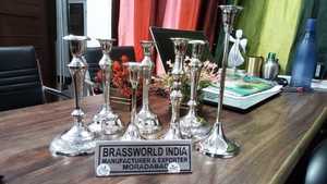 เชิงเทียนทองเหลืองโบราณในขนาดที่แตกต่างกันสไตล์ศาสนาคริสตจักรอุปกรณ์โลหะขัดรูปแบบ - Product Image 3