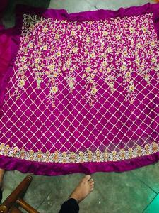 Robe de mariée indienne traditionnelle en lehenga, orange, violet et fuchsia, richement brodée - Product Image 3
