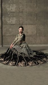 Lehenga สำหรับเจ้าสาวผ้าไหมแบบดั้งเดิมพร้อมโคติประดับด้วยลูกปัดแก้วคริสตัลและงานหินสำหรับงานแต่งงาน - Product Image 2