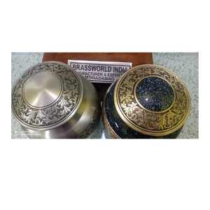 BRASSWORLD INDIA URNA DE CREMACIÓN Suministros funerarios de metal de estilo americano para adultos - Product Image 1
